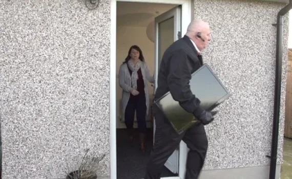 debt-collector-bailiff-takes-tv-footage-128376322_iconl